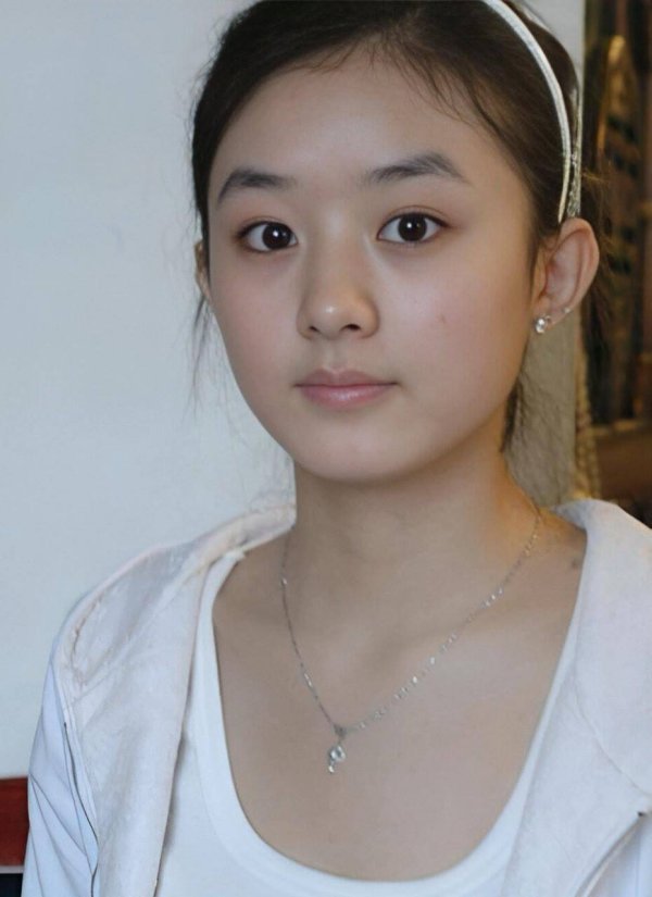 免费配资炒股网站 赵丽颖学生时期照片曝光！网友惊呼：这变化也太大了，整容师都要失业了！